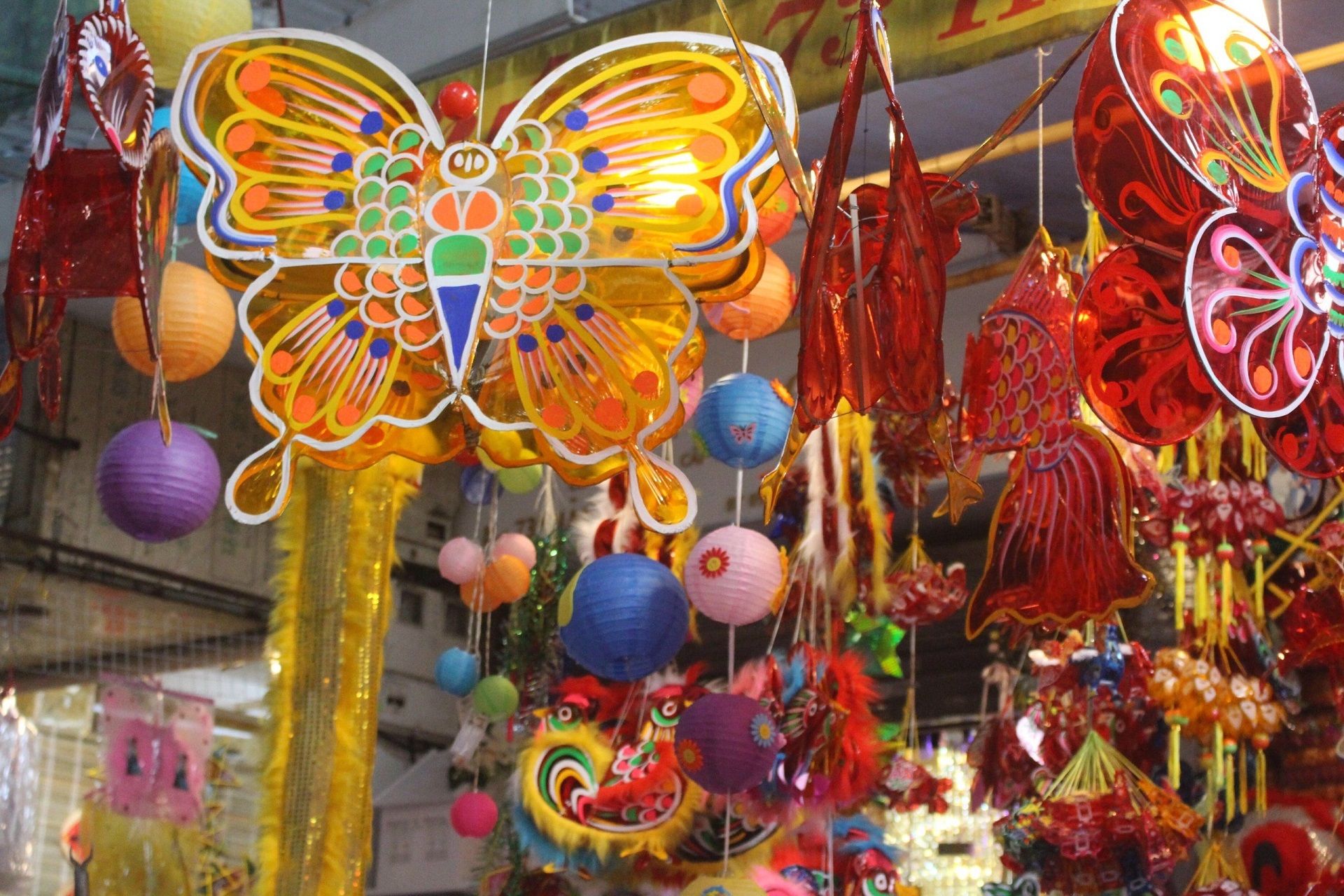 Trẻ em vui chơi với mặt nạ và trống Trung Thu